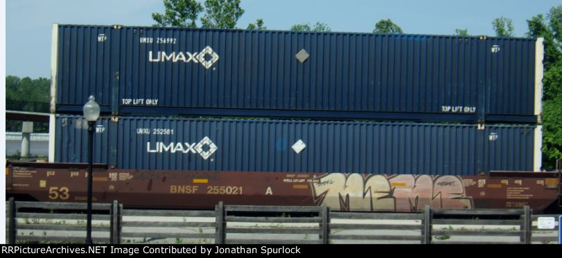 BNSF 255021A with two containers, slightly different view